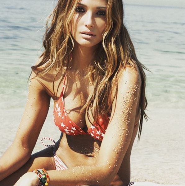 H Kαμηλά με μαγιό δίπλα στην πισίνα – ΦΩΤΟ