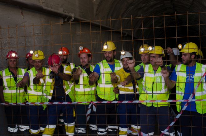 Οι μεταλλωρύχοι απέκλεισαν το παλιό δημαρχείο Αρναίας