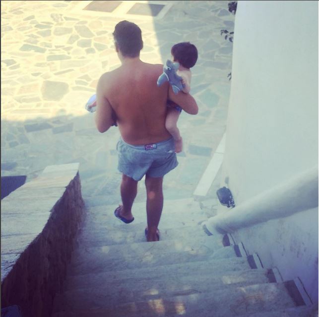 Ποιος παρουσιαστής πάει παραλία αγκαλιά με τον γιο του; – ΦΩΤΟ