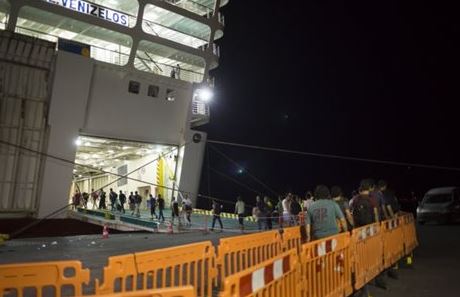 Κως – Επιβιβάστηκαν στο πλοίο “Ελευθέριος Βενιζέλος” οι πρώτοι πρόσφυγες