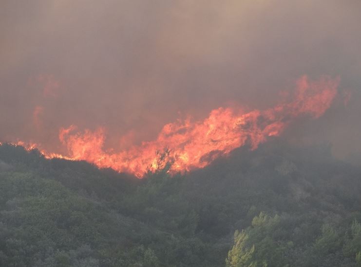 Μάχη με τις φλόγες στη Ρόδο
