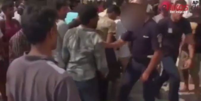 Η στιγμή που ο αστυνομικός χαστούκισε τον μετανάστη – ΒΙΝΤΕΟ