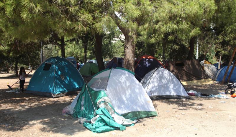 Σε εξέλιξη η μεταφορά των προσφύγων από το Πεδίον του Άρεως – ΒΙΝΤΕΟ