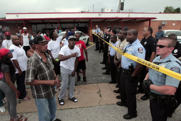 Φέργκιουσον – Ένας άντρας σε κρίσιμη κατάσταση από την ανταλλαγή πυρών