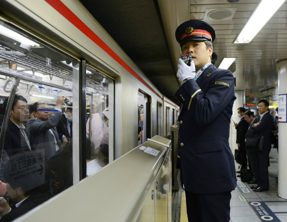 Κάμερες εντοπίζουν μεθυσμένους επιβάτες στα ιαπωνικά τρένα