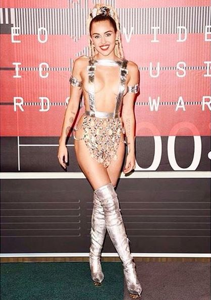 Η προκλητική εμφάνιση της Μάιλι Σάιρους – ΦΩΤΟ