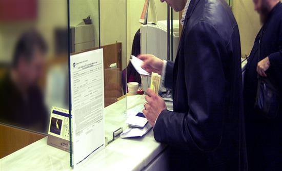 Οδηγός για καταθέτες: Ποιες συναλλαγές επιτρέπονται πλέον με τα capital controls