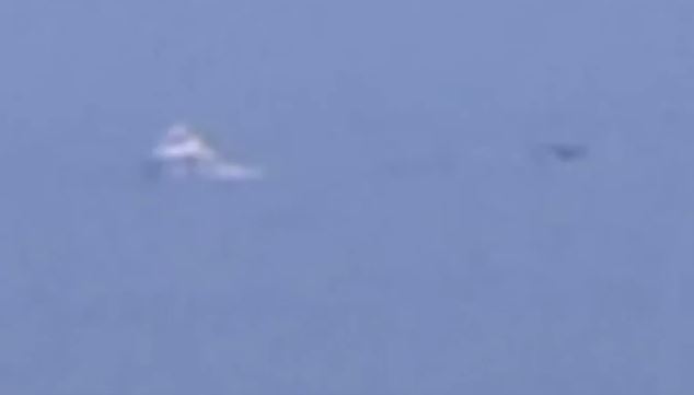 Τουρκική ακταιωρός παρατηρεί φουσκωτό με πρόσφυγες – ΒΙΝΤΕΟ