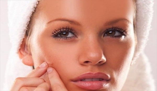 Τι πρέπει να προσέχουν το καλοκαίρι όσοι έχουν ακμή