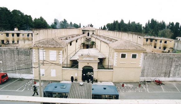 Κέρκυρα – Κουρτίνες στα κελιά τους είχαν βάλει οι βαρυποινίτες – ΒΙΝΤΕΟ