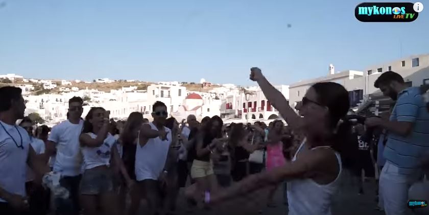 Λάτιν και συρτάκι στο παλιό λιμάνι της Μυκόνου – ΒΙΝΤΕΟ