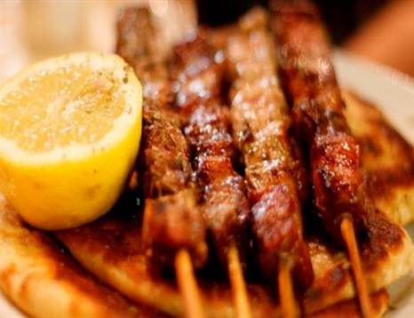 Πώς συμφέρει να φας ένα σουβλάκι με τον νέο ΦΠΑ