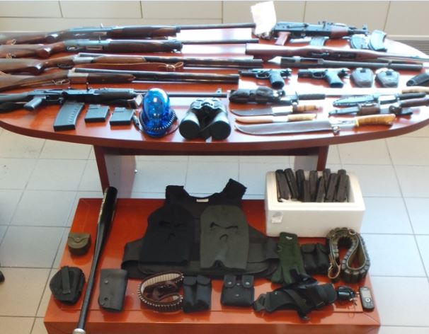 Γυναικολόγος με καλάσνικοφ, καραμπίνες και μαχαίρια – ΦΩΤΟ