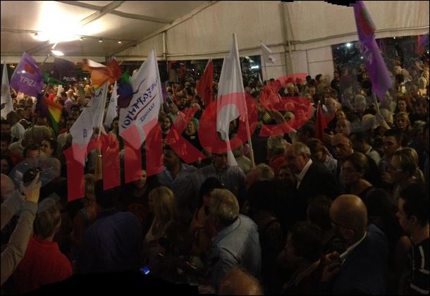 Σημαίες των ΑΝΕΛ και ο Κουίκ στο περίπτερο του ΣΥΡΙΖΑ στην Κλαυθμώνος – ΒΙΝΤΕΟ – ΦΩΤΟ