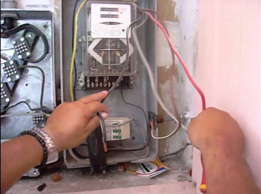 ΕΔΕ για αστυνομικό που έκλεβε ρεύμα και νερό