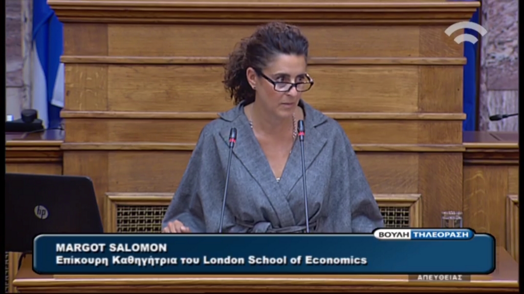 Η εναλλακτική εμφάνιση της καθηγήτριας του LSE στην Επιτροπή για το χρέος – ΦΩΤΟ