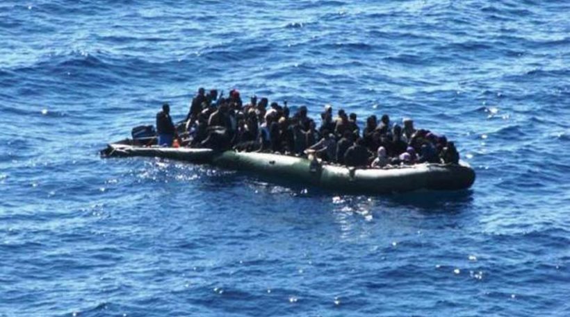 Διάσωση προσφύγων από μισοβυθισμένο σκάφος στο Αιγαίο