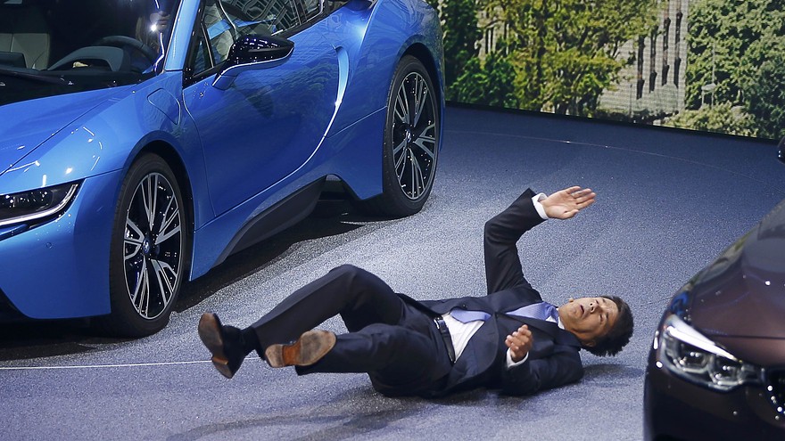 Κατέρρευσε σε συνέντευξη Τύπου ο διευθύνων σύμβουλος της BMW – ΒΙΝΤΕΟ- ΦΩΤΟ