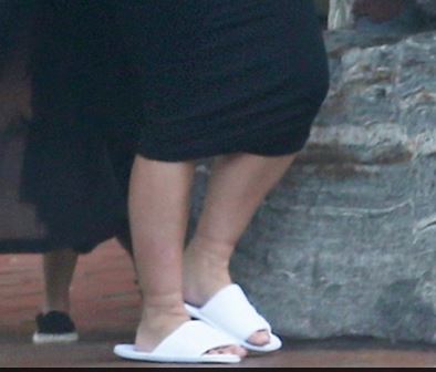 Ποια σταρ συνέλαβε ο φακός να κυκλοφορεί με… παντόφλες; – ΦΩΤΟ