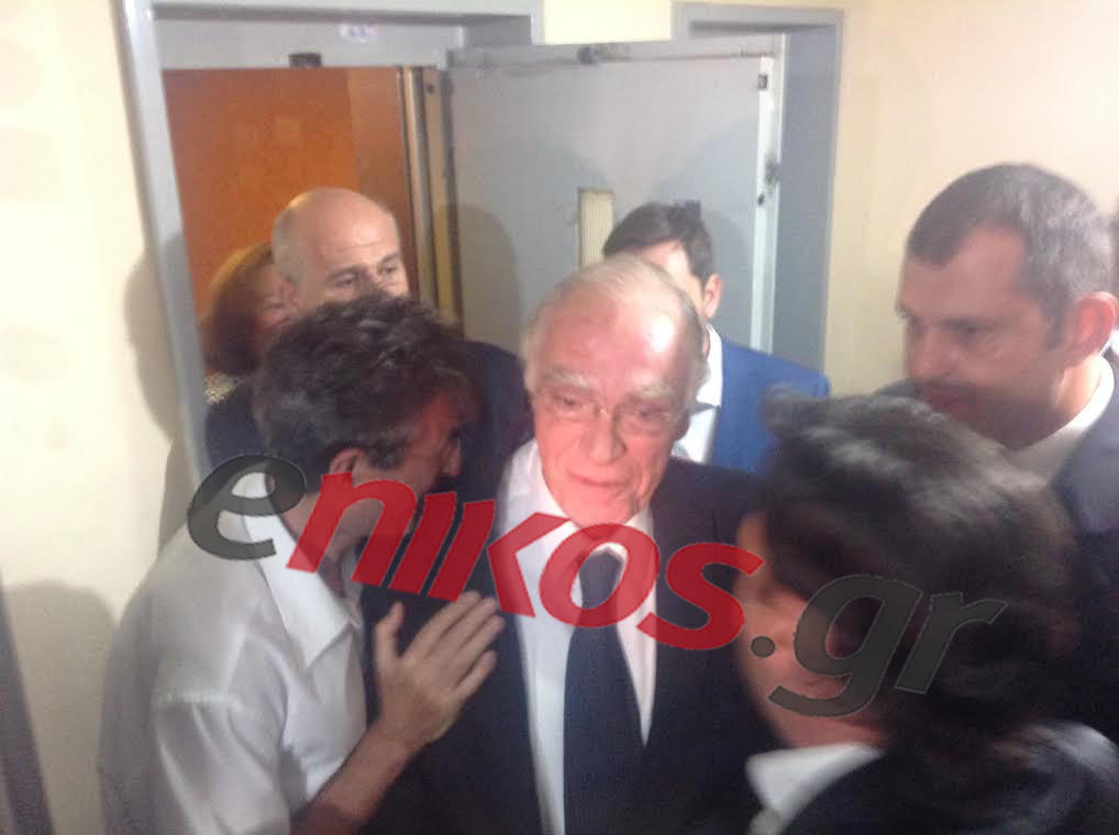 Οι αγκαλιές στον Λεβέντη και οι πανηγυρισμοί στην Ένωση Κεντρώων – ΦΩΤΟ