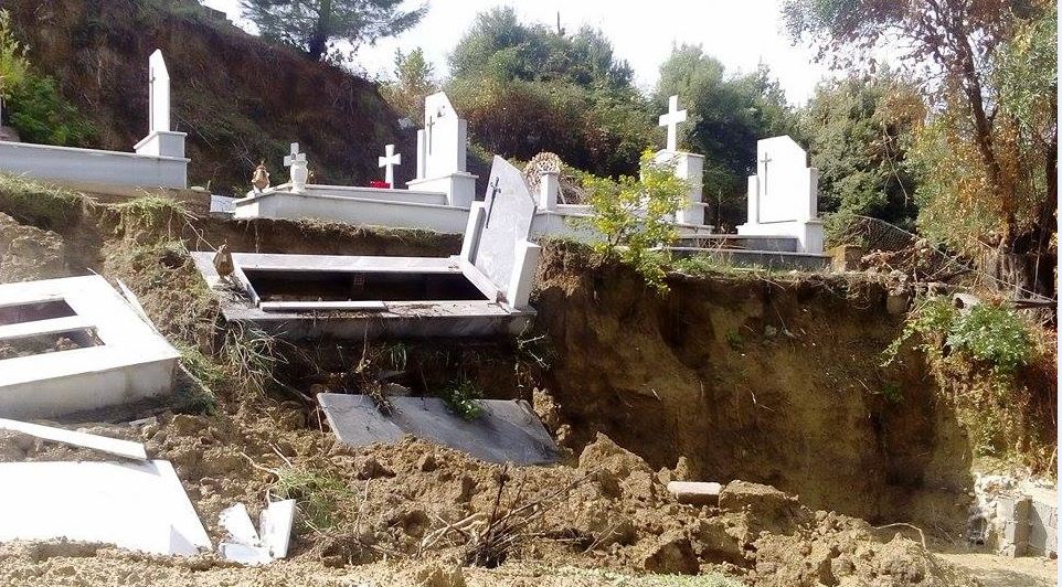 Χάος στην Κέρκυρα: Άνοιξαν τάφοι από τη δυνατή νεροποντή – ΦΩΤΟ