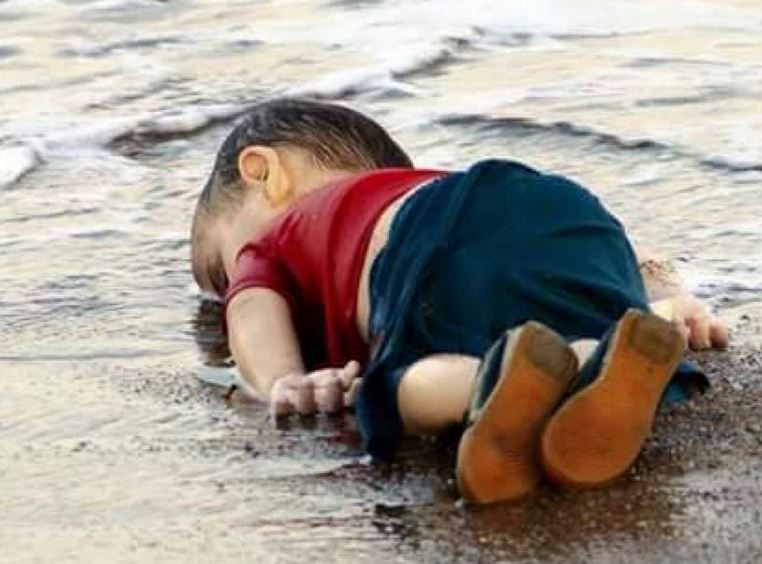 ΦΩΤΟ που συγκλονίζουν – Το 3χρονο αγόρι που έγινε σύμβολο της τραγωδίας των προσφύγων