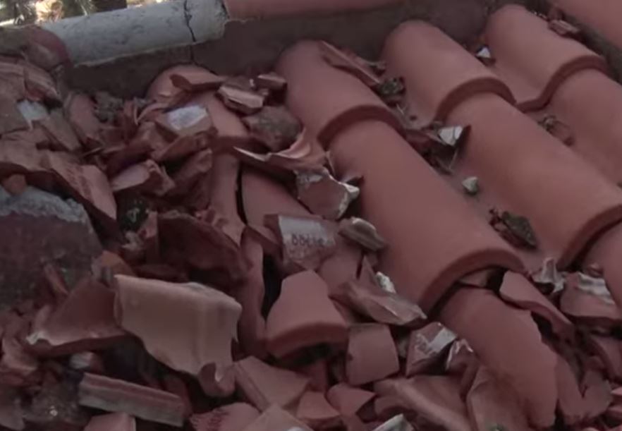 Ανεμοστρόβιλος ξήλωσε στέγη σπιτιού στη Σκάλα – ΒΙΝΤΕΟ