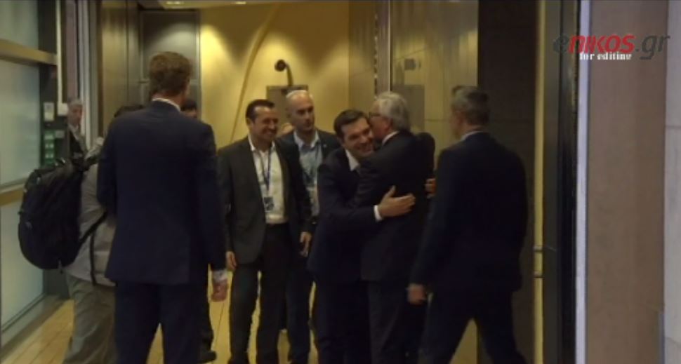 Η αγκαλιά και τα φιλιά του Γιούνκερ στον Τσίπρα – ΒΙΝΤΕΟ
