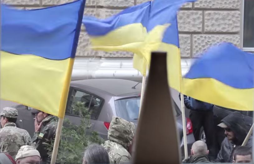 Ουκρανοί ακροδεξιοί προπηλάκισαν την Βαλαβάνη και τον Ήσυχο – ΒΙΝΤΕΟ