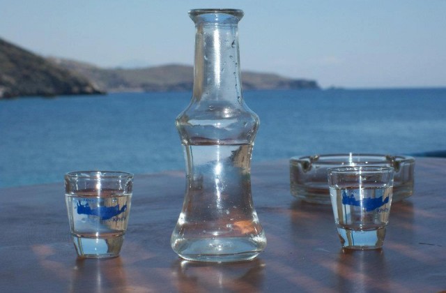 Αντιδρούν οι Κρητικοί για το φόρο στη ρακή που ζητά η Κομισιόν