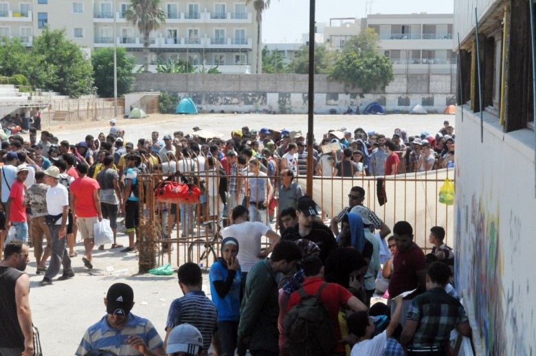 Διεθνής Αμνηστία: Επιθέσεις με ρόπαλα σε βάρος των μεταναστών στην Κω