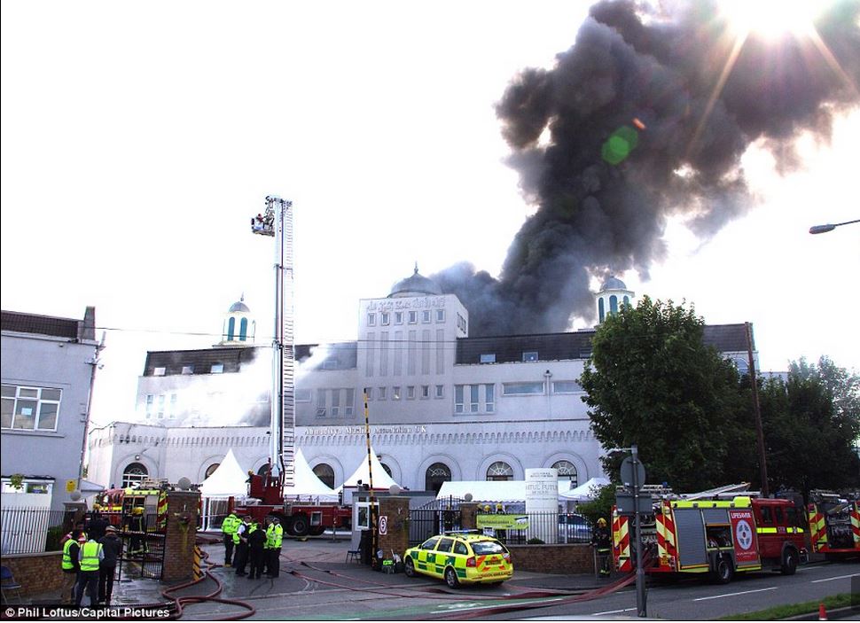 Ανήλικοι συνελήφθησαν για τον εμπρησμό τεμένους στο νότιο Λονδίνο