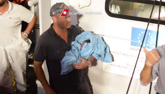 Πρόσφυγας γέννησε παλεύοντας με τα κύματα – ΒΙΝΤΕΟ