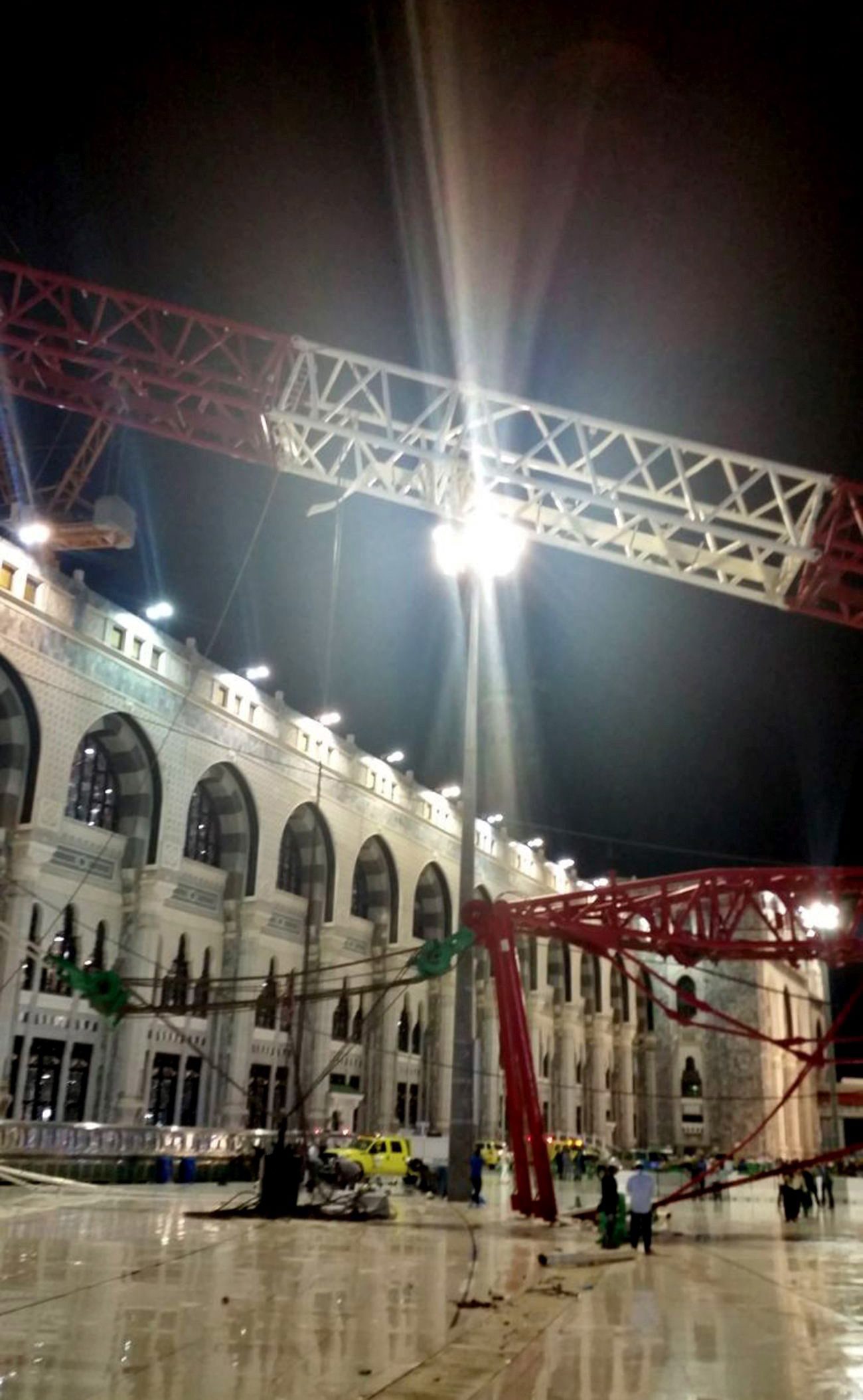 Tα καιρικά φαινόμενα οδήγησαν στην πτώση γερανού στη Μέκκα