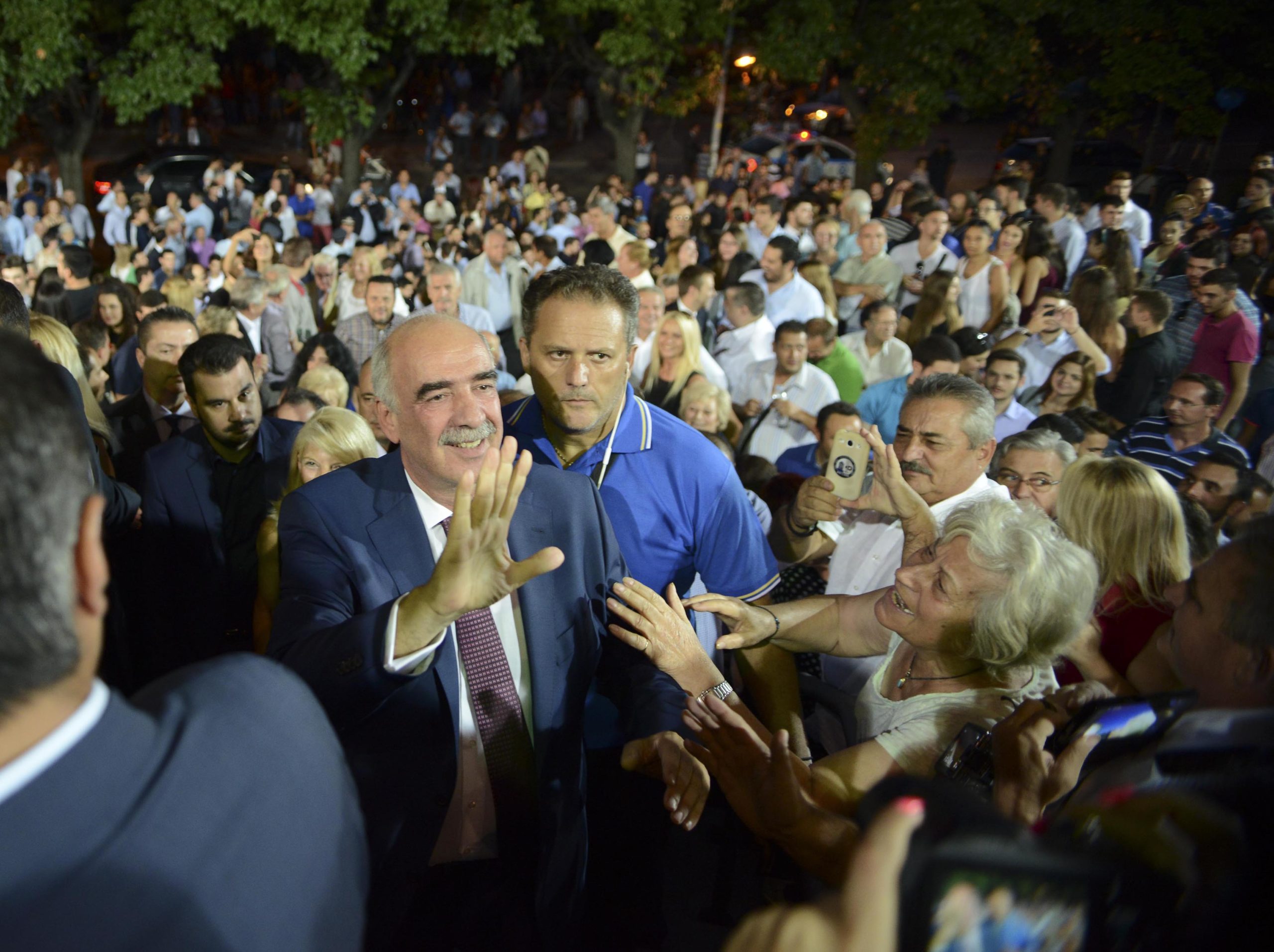 Οι θερμές χειραψίες Μεϊμαράκη με Καραμανλή- Σαμαρά – ΦΩΤΟ