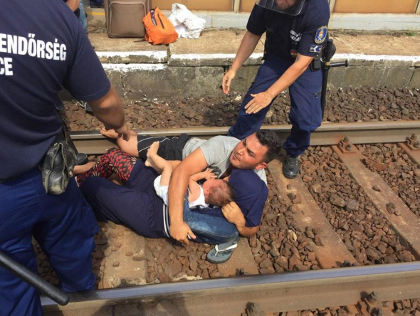 Συγκλονιστικό ΒΙΝΤΕΟ από την Ουγγαρία: Μετανάστης ξάπλωσε στις ράγες με το παιδί του