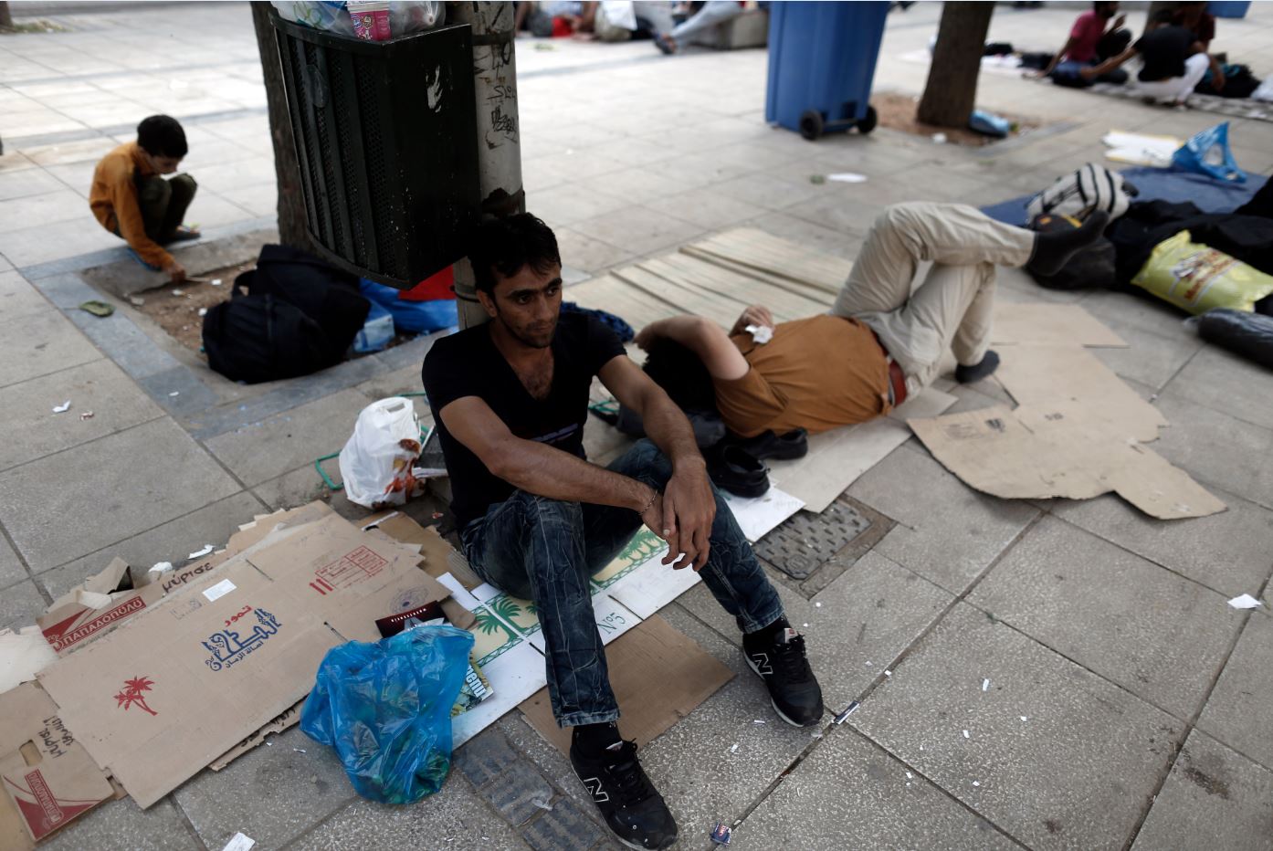 Μετανάστες ζουν σε χάρτινες κούτες στο κέντρο της Αθήνας – ΦΩΤΟ