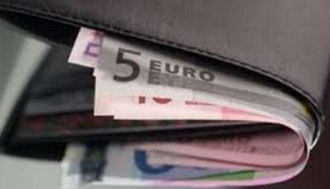 Μαθητής βρήκε 9.700 ευρώ και τα παρέδωσε