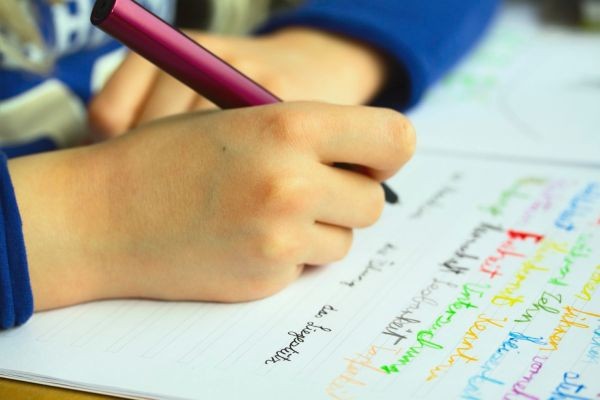 Πώς να μάθετε το παιδί να γράφει από το νηπιαγωγείο