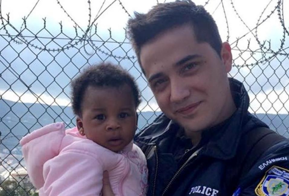 Ο Έλληνας αστυνομικός που δίνει μαθήματα ανθρωπιάς με τους μετανάστες