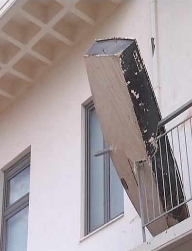 Βάρκα καρφώθηκε στο μπαλκόνι σπιτιού από τον ανεμοστρόβιλο στην Καλαμάτα – ΦΩΤΟ