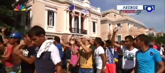 Πορεία προσφύγων στη Μυτιλήνη – ΒΙΝΤΕΟ