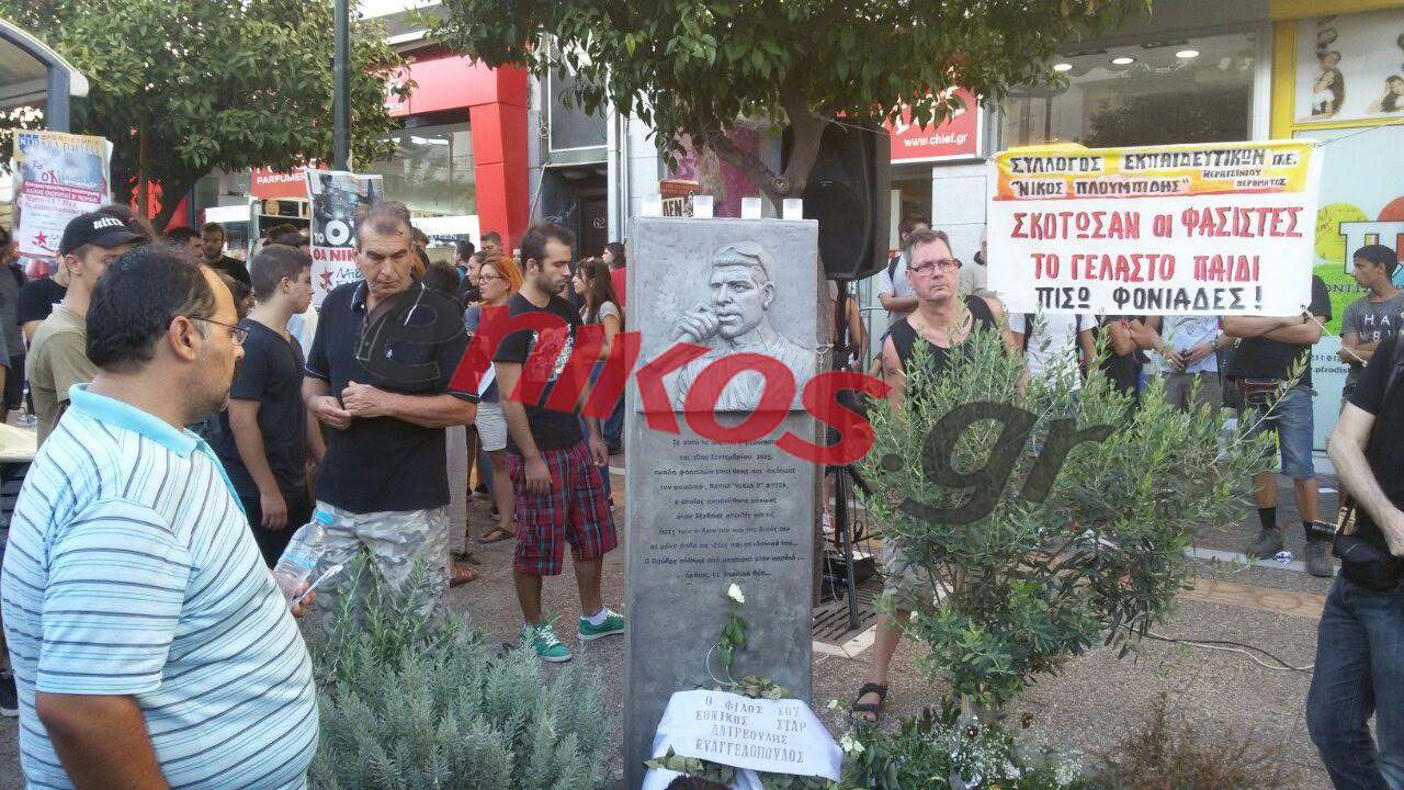Πανό, λουλούδια και κεριά στο μνημείο του Παύλου Φύσσα – ΦΩΤΟ