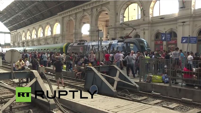 “Εισβολή” μεταναστών στο σταθμό της Βουδαπέστης – BINTEO