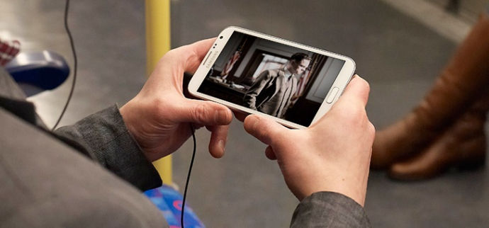 Έξι στους δέκα καταναλωτές παρακολουθούν βίντεο στο κινητό