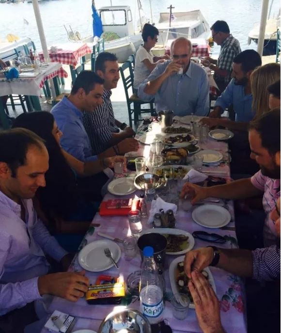 Για τσίπουρο και μεζέδες στην Αγριά ο Μεϊμαράκης – ΦΩΤΟ