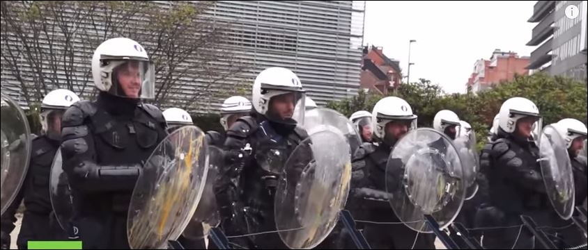 Δείτε πως χρησιμεύουν οι ασπίδες στους Βέλγους αστυνομικούς – ΒΙΝΤΕΟ