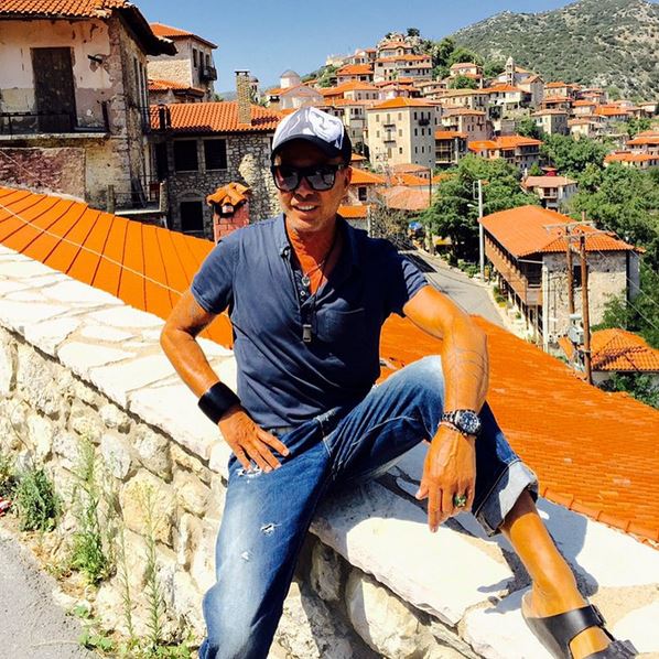 Το αμπέλι του Γαβαλά έξω από το κτίριο της Κάντζας – ΦΩΤΟ