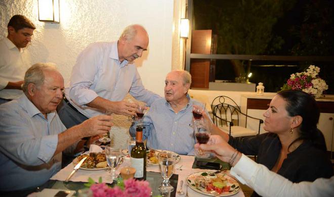 “Γαλάζιο” δείπνο με…γαμοπίλαφο στο σπίτι του Μητσοτάκη στην Κρήτη