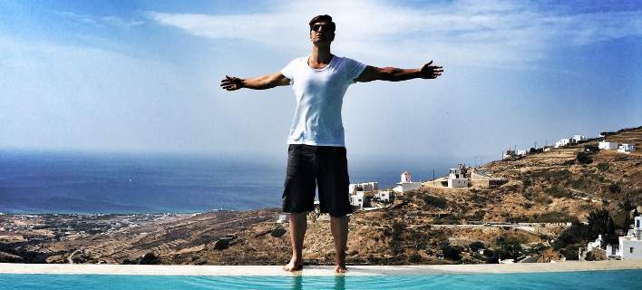 Αποθεώνουν τον Σάκη Ρουβά στο λιμάνι της Τήνου – ΒΙΝΤΕΟ